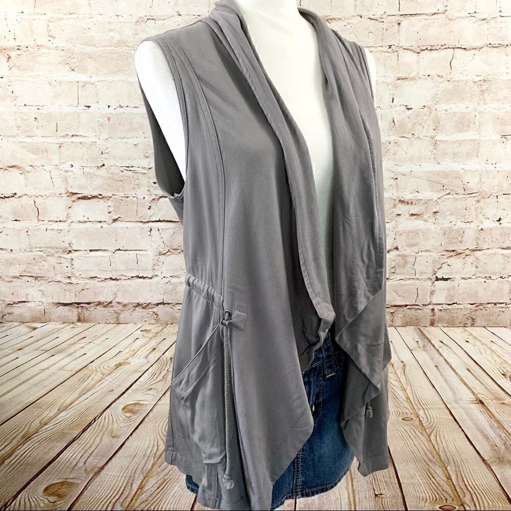 MiamiโFrancescaโsโ
pullโcordย sleevelessโvest